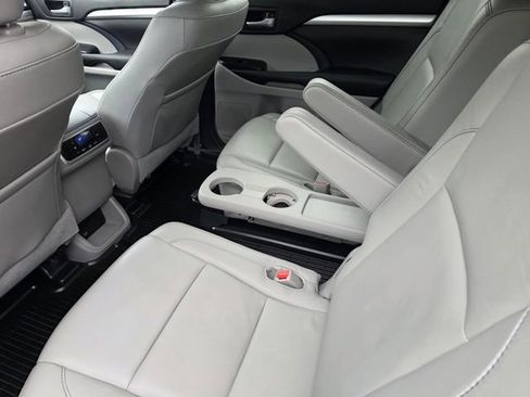 Used 2016 Toyota Highlander XLE FWD image 26