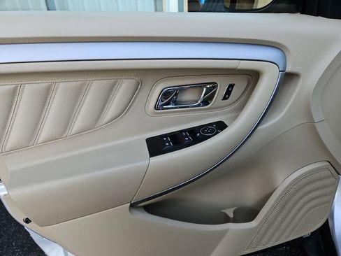 Used 2017 Ford Taurus SE image 23