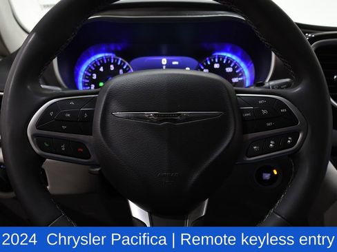 Used 2024 Chrysler Pacifica Touring-L image 10