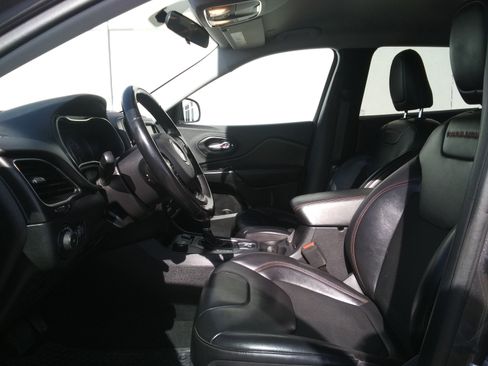 Used 2020 Jeep Cherokee Trailhawk image 13