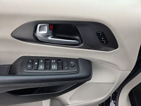 Used 2024 Chrysler Pacifica Touring-L FWD image 13