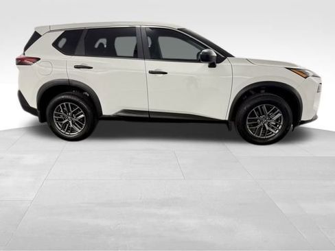 Used 2023 Nissan Rogue S image 10