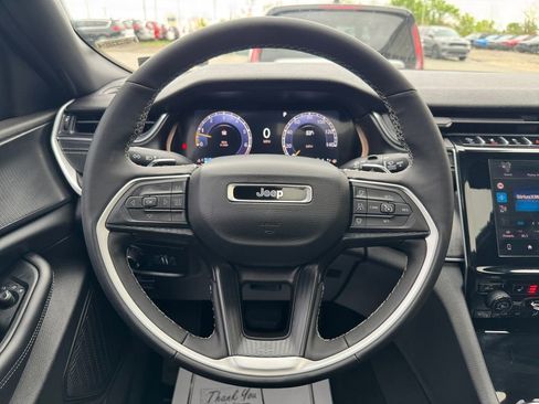 Used 2025 Jeep Grand Cherokee Laredo X w/ Luxury Tech Group I AWD/4WD image 15