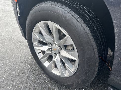 Used 2023 Chevrolet Suburban Premier image 9