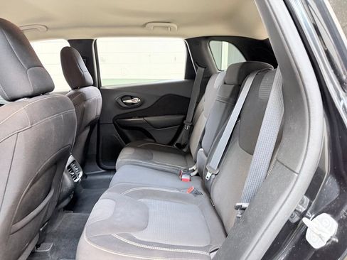 Used 2015 Jeep Cherokee Latitude w/ Comfort/Convenience Group AWD/4WD image 18