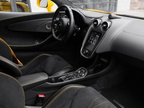 Used 2019 McLaren 570S Spider RWD image 25