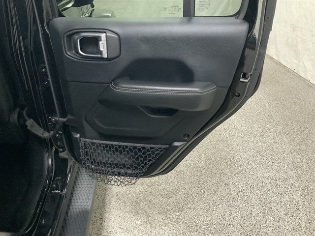 Used 2018 Jeep Wrangler Unlimited Sahara AWD/4WD image 33