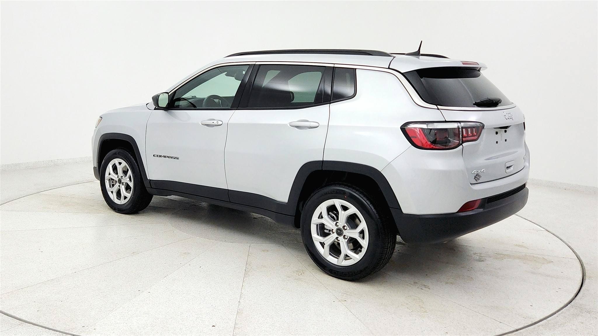 Used 2025 Jeep Compass Latitude AWD/4WD image 3