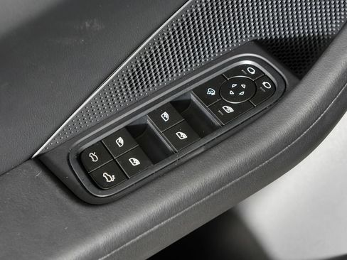 Used 2025 Porsche Macan 4S Electric AWD/4WD image 18