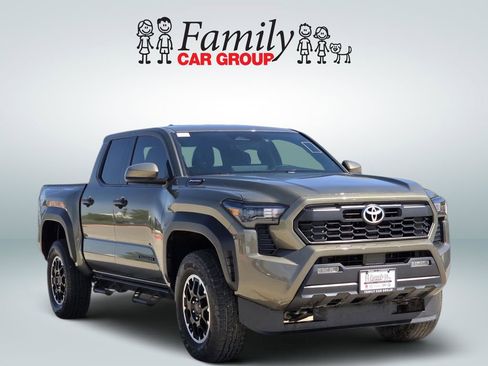 Used 2025 Toyota Tacoma TRD Off-Road AWD/4WD image 2