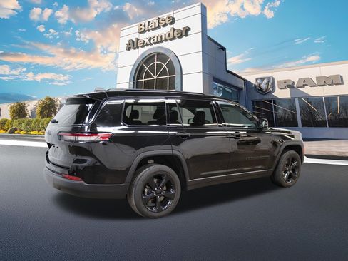 Used 2023 Jeep Grand Cherokee L Laredo AWD/4WD image 3