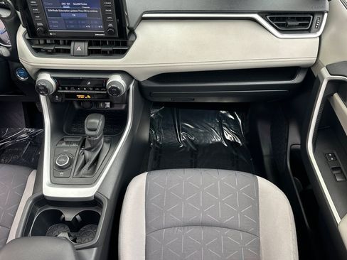 Used 2021 Toyota RAV4 XLE w/ Convenience Package image 28