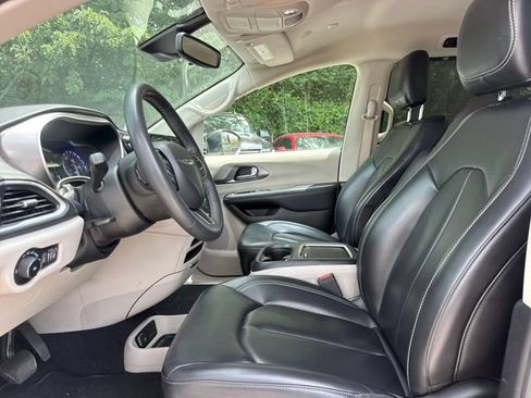 Used 2023 Chrysler Pacifica Touring-L FWD image 14