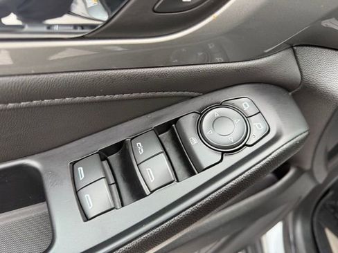 Used 2023 Chevrolet Traverse LT image 19