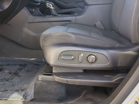 Used 2023 Chevrolet Traverse LT FWD image 22