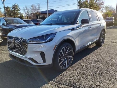 Used 2025 Lincoln Aviator Reserve w/ Equipment Group 201A AWD/4WD image 2