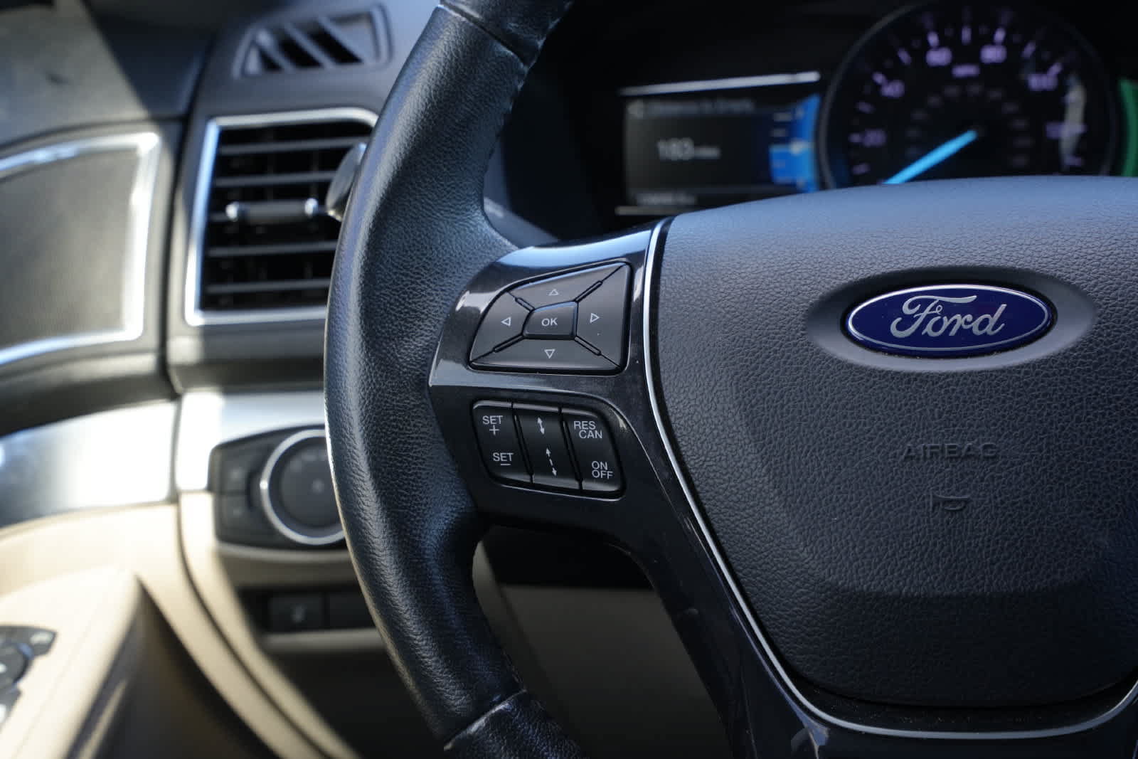 Used 2018 Ford Explorer Limited w/ Ford Safe & Smart Package FWD image 10