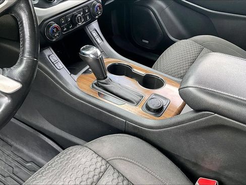 Used 2019 GMC Acadia SLE w/ LPO, Black Accent Package AWD/4WD image 18