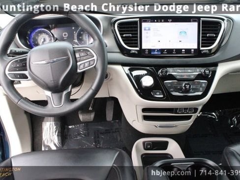 Used 2023 Chrysler Pacifica Touring-L image 12