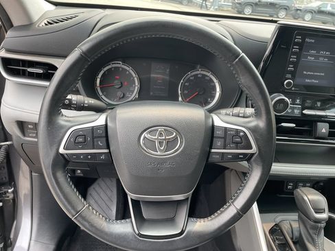 Used 2022 Toyota Highlander LE AWD/4WD image 16
