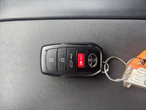 Used 2025 Toyota Highlander LE FWD image 23