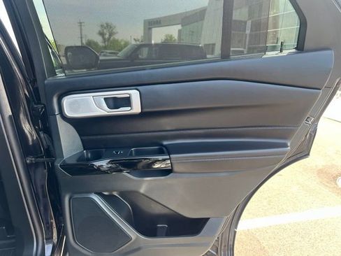 Used 2024 Ford Explorer Platinum w/ Technology Package AWD/4WD image 13