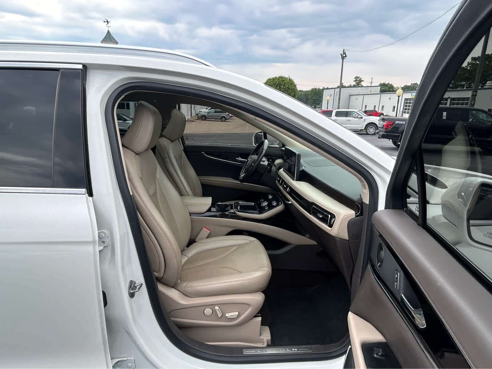 Used 2022 Lincoln Nautilus Reserve w/ Equipment Group 201A AWD/4WD image 18