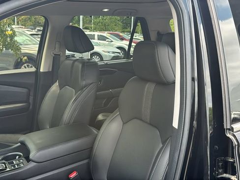 Used 2023 Honda Pilot Touring image 12