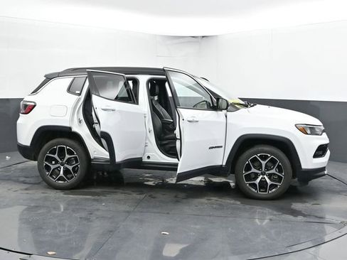 Used 2025 Jeep Compass Limited image 59