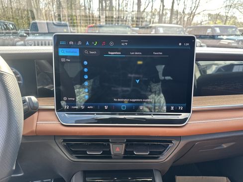 Used 2025 Volkswagen Tiguan SEL R-Line image 29