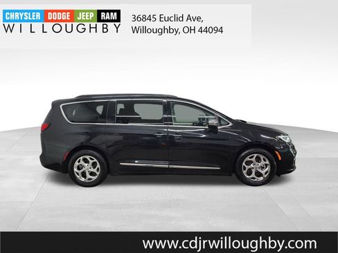 Used 2023 Chrysler Pacifica Limited FWD image 4
