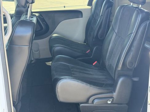 Used 2015 Chrysler Town & Country Limited FWD image 17