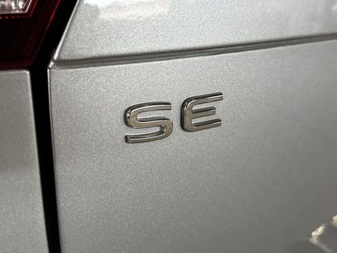 Used 2024 Volkswagen Tiguan SE FWD image 11