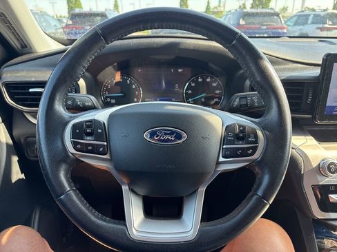 Used 2021 Ford Explorer XLT AWD/4WD image 2