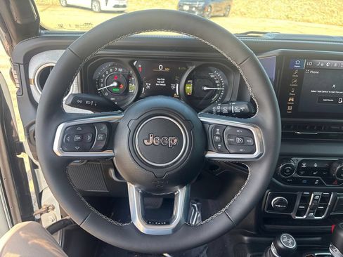 Used 2025 Jeep Wrangler Unlimited Sahara w/ Safety Group AWD/4WD image 16