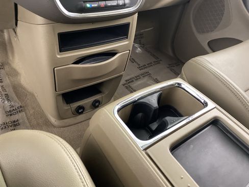 Used 2014 Chrysler Town & Country Touring FWD image 28