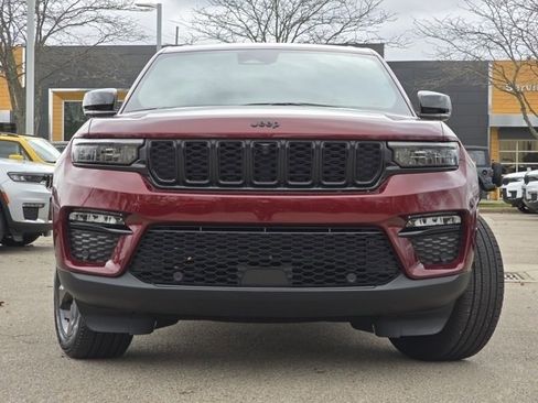 Used 2025 Jeep Grand Cherokee Limited w/ Luxury Tech Group II AWD/4WD image 3