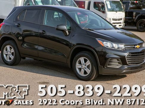Used 2022 Chevrolet Trax LS w/ Tint and Cruise Package AWD/4WD image 1