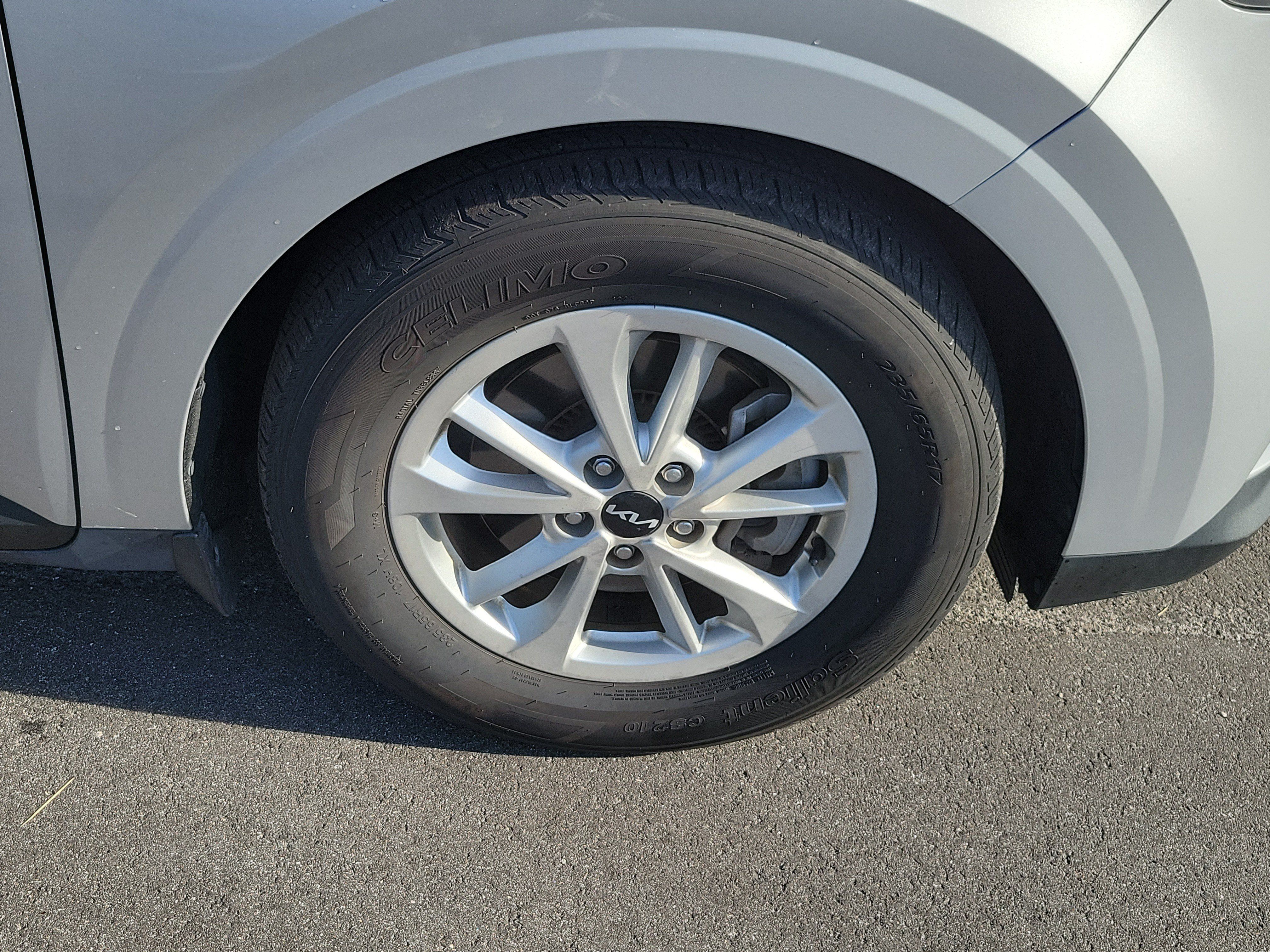 Used 2022 Kia Carnival LX FWD image 41