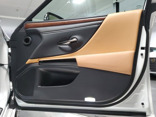 Used 2025 Lexus ES 300h w/ Premium Package FWD image 34