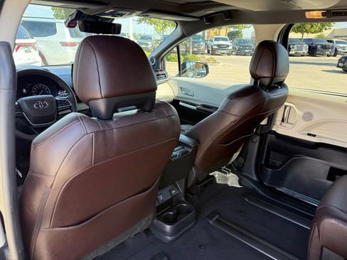 Used 2023 Toyota Sienna Platinum FWD image 30
