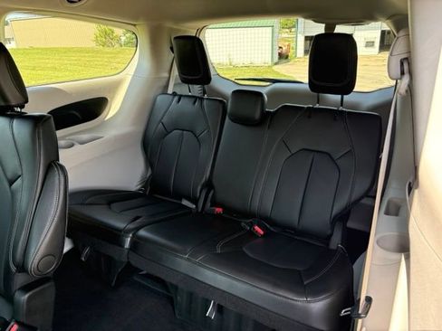 Used 2024 Chrysler Pacifica Touring-L FWD image 19
