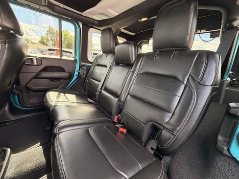 Used 2019 Jeep Wrangler Unlimited Sahara w/ Uconnect 4C Nav & Sound Group AWD/4WD image 17