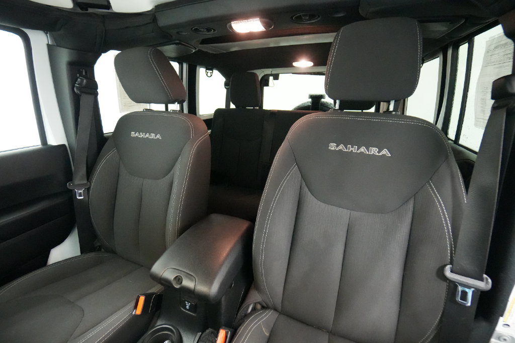 Used 2017 Jeep Wrangler Unlimited Sahara w/ Connectivity Group AWD/4WD image 15
