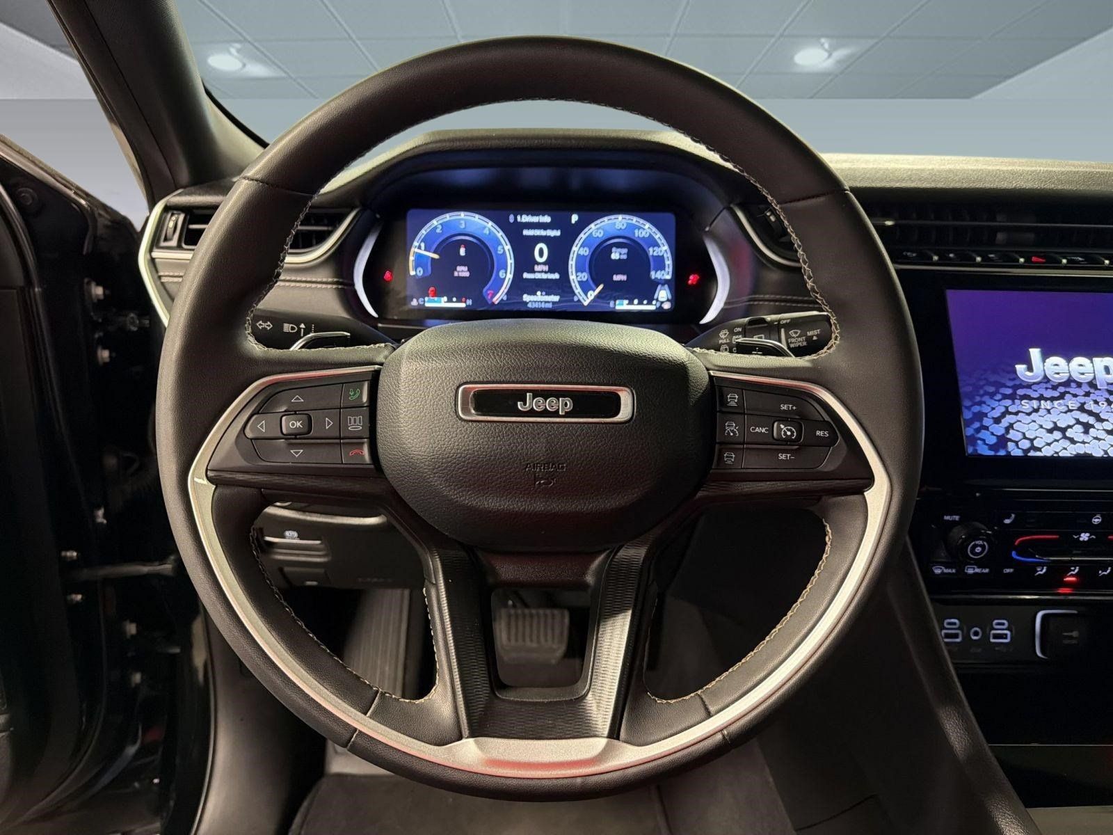 Used 2023 Jeep Grand Cherokee Altitude AWD/4WD image 10