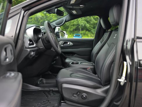 Used 2024 Chrysler Pacifica Limited FWD image 19
