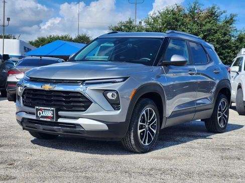 Used 2025 Chevrolet TrailBlazer LT AWD/4WD image 3