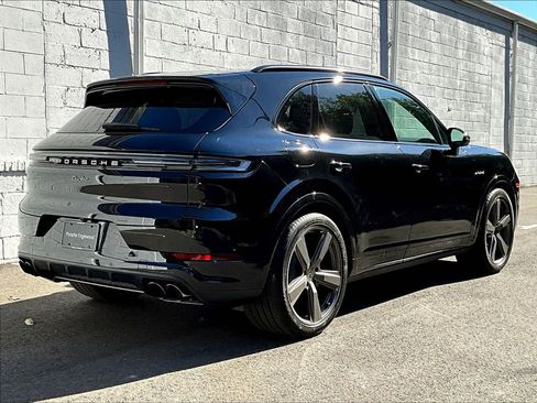 Used 2025 Porsche Cayenne Turbo AWD/4WD image 24