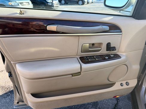Used 2006 Lincoln Town Car Signature image 10