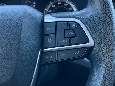 Certified 2022 Toyota Highlander L image 16